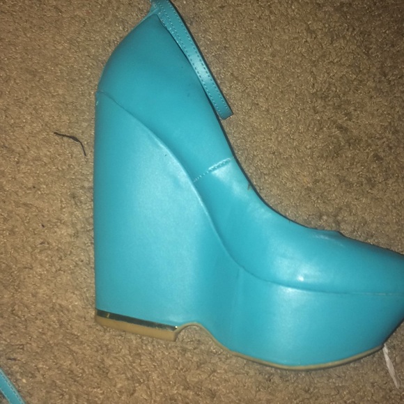 Heels - Picture 2 of 3